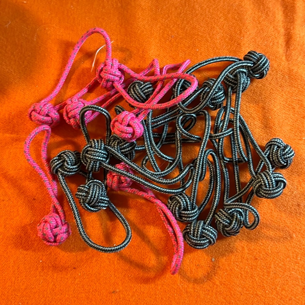 Easy grip zipper pulls